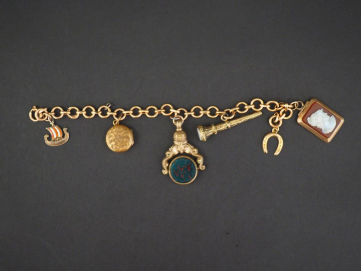 Bracelet en or jaune, à décor de pendeloques en pomponne ou métal orné