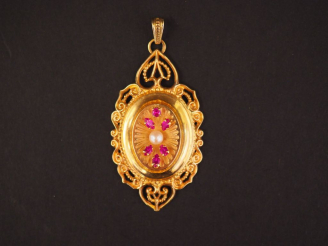 Vente aux enchères Pendentif Napoléon III en or jaune, perle et pierres de couleur.  5 x 