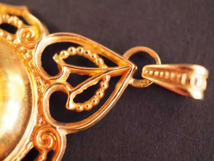 Pendentif Napoléon III en or jaune, perle et pierres de couleur.  5 x 
