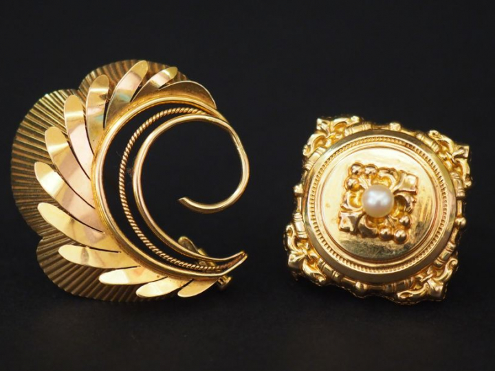 Ensemble comprenant :  - une broche Napoléon III en or jaune et perle 
