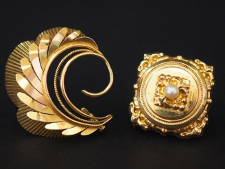 Vente aux enchères Ensemble comprenant :  - une broche Napoléon III en or jaune et perle 