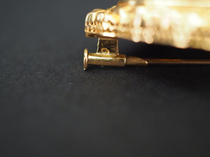 Ensemble comprenant :  - une broche Napoléon III en or jaune et perle 