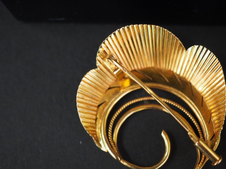 Ensemble comprenant :  - une broche Napoléon III en or jaune et perle 