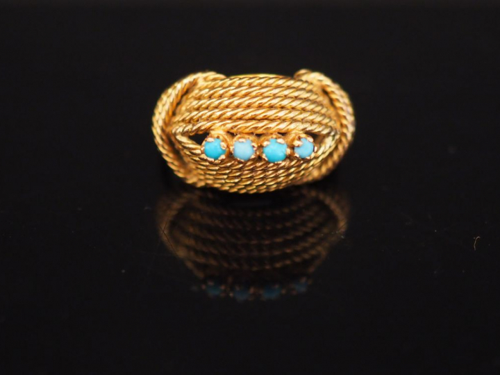 Bague dôme en or jaune, sertie d'une ligne de quatre petits turquoises