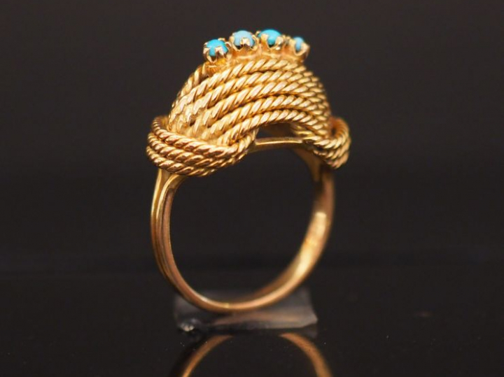 Bague dôme en or jaune, sertie d'une ligne de quatre petits turquoises
