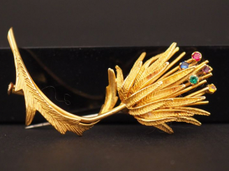 Vente aux enchères Broche "chardon" en or jaune et pierres de couleur.  H. 5,5 cm Poids t
