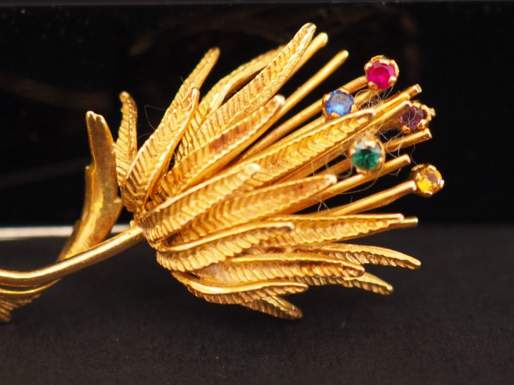 Broche "chardon" en or jaune et pierres de couleur.  H. 5,5 cm Poids t