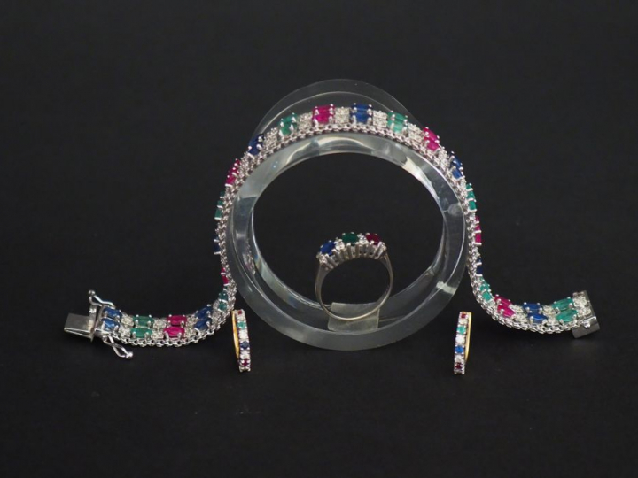 Parure Tutti Frutti en or blanc, saphirs, émeraudes et rubis.Comprenan