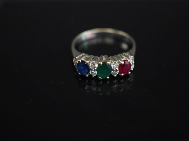 Parure Tutti Frutti en or blanc, saphirs, émeraudes et rubis.Comprenan