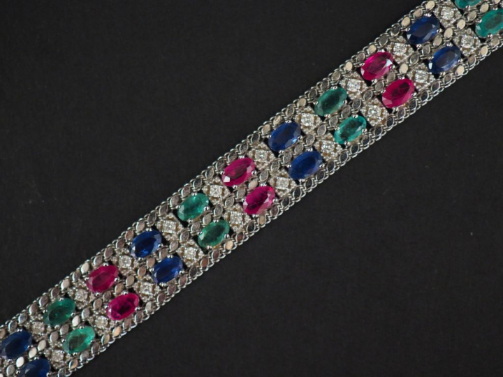 Parure Tutti Frutti en or blanc, saphirs, émeraudes et rubis.Comprenan