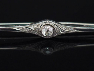 Vente aux enchères Broche barrette de style Art déco en platine, sertie en son centre d'u