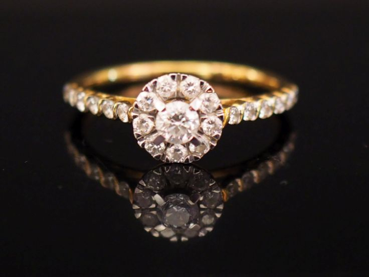Bague en or jaune, sertie en son centre d'un diamant de 0,17 ct enviro