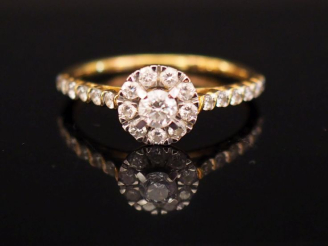 Vente aux enchères Bague en or jaune, sertie en son centre d'un diamant de 0,17 ct enviro