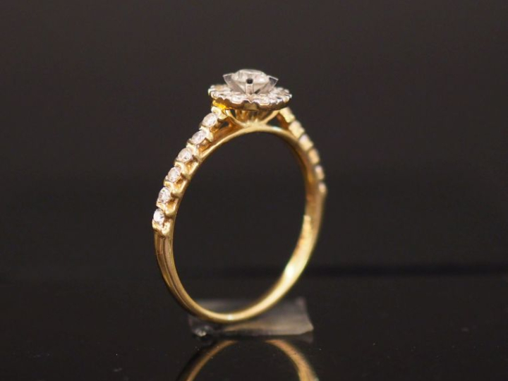 Bague en or jaune, sertie en son centre d'un diamant de 0,17 ct enviro