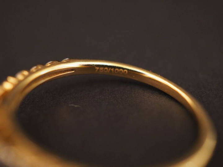 Bague en or jaune, sertie en son centre d'un diamant de 0,17 ct enviro