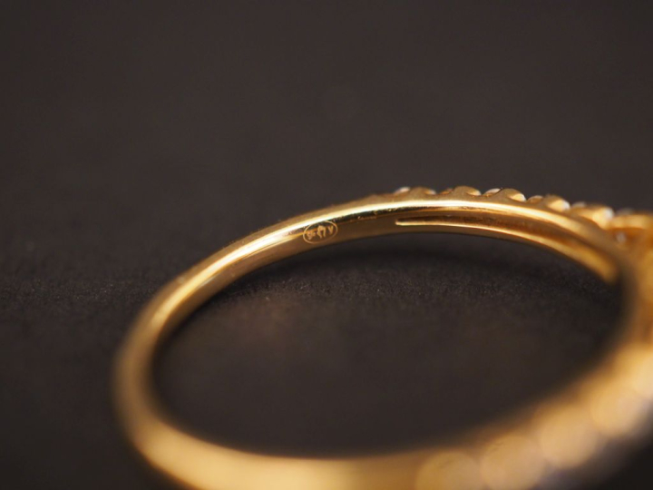 Bague en or jaune, sertie en son centre d'un diamant de 0,17 ct enviro
