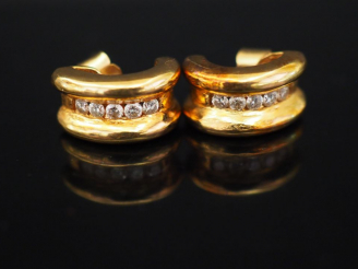 Vente aux enchères Paire de perces oreilles en or jaune, serties d'une ligne de cinq peti