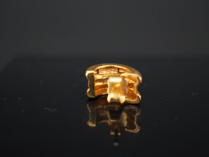 Paire de perces oreilles en or jaune, serties d'une ligne de cinq peti