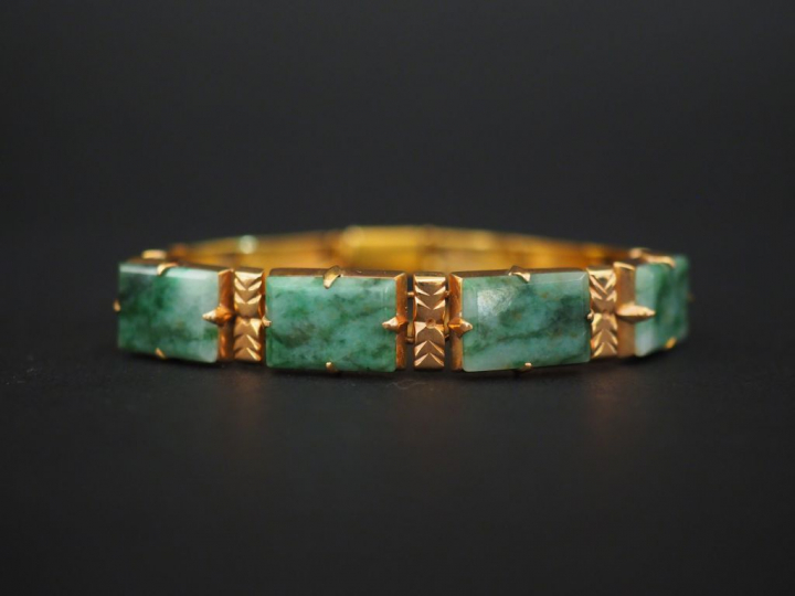 Bracelet articulé en or jaune et jadéite.  Poids tel. 17,74 g