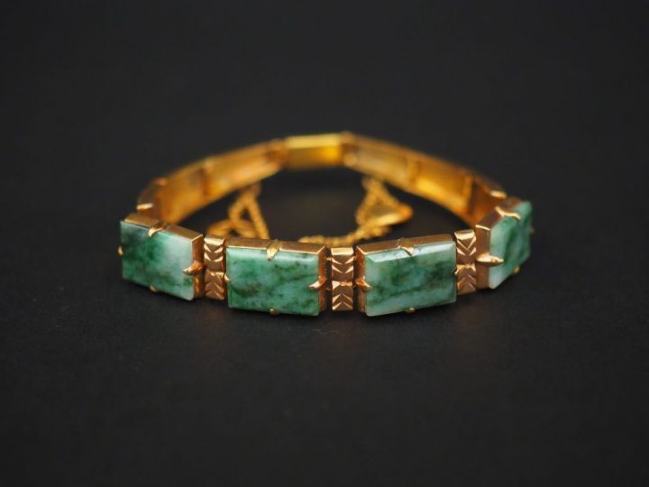 Bracelet articulé en or jaune et jadéite.  Poids tel. 17,74 g