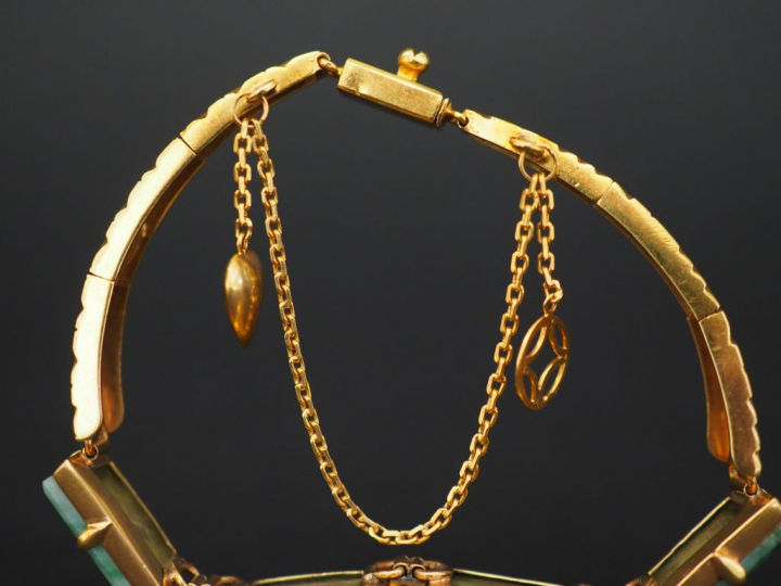 Bracelet articulé en or jaune et jadéite.  Poids tel. 17,74 g