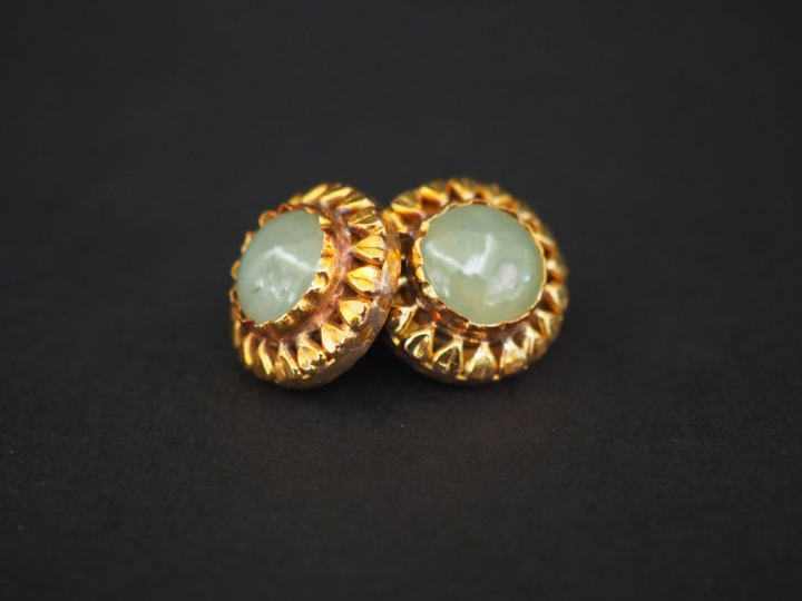 Paire de perces oreilles en or jaune et pierre verte en cabochon. Poid
