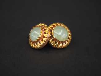 Vente aux enchères Paire de perces oreilles en or jaune et pierre verte en cabochon. Poid
