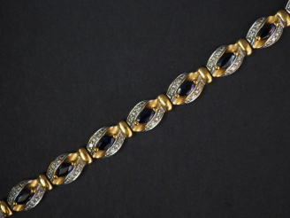 Vente aux enchères Bracelet articulé deux tons d'or composé de médaillons sertis de saphi