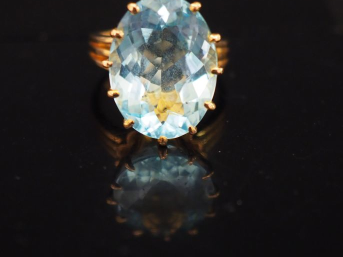 Bague en or jaune, sertie en son centre d'une aigue marine. TDD. 52 Po
