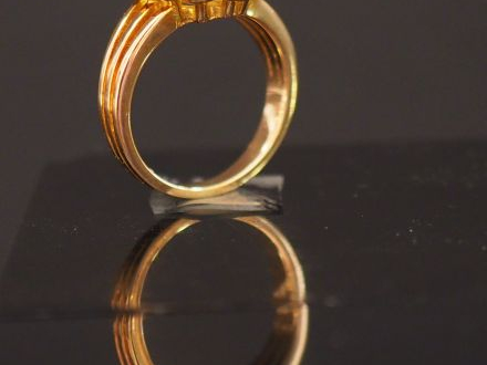Bague en or jaune, sertie en son centre d'une aigue marine. TDD. 52 Po