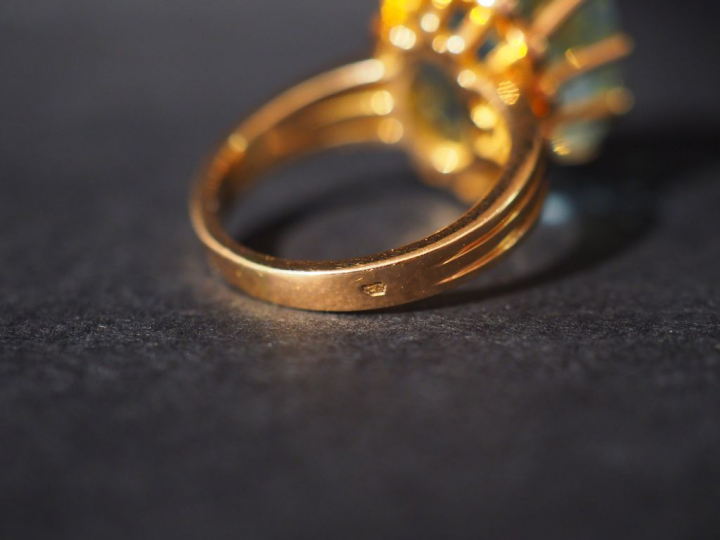 Bague en or jaune, sertie en son centre d'une aigue marine. TDD. 52 Po