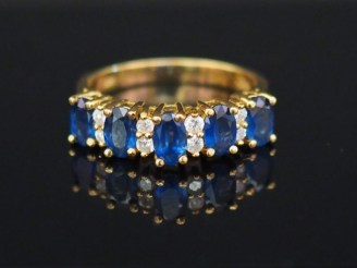 Vente aux enchères Bague pont en or jaune, sertie de rubis et petits diamants alternés.  