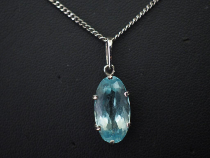 Pendentif et sa chaine en or blanc, serti d'une aigue marine. Poids te