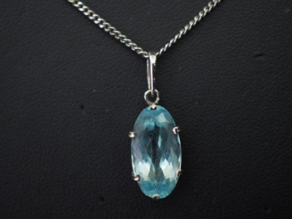 Vente aux enchères Pendentif et sa chaine en or blanc, serti d'une aigue marine. Poids te