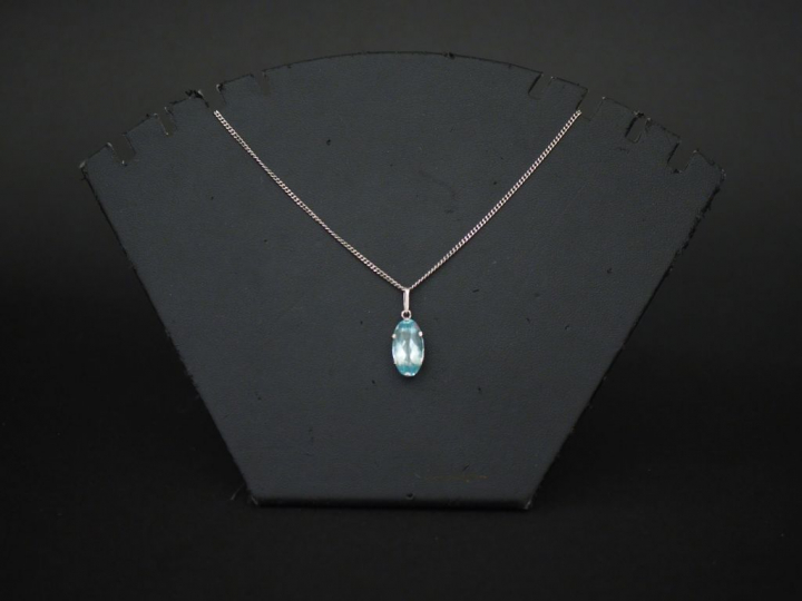 Pendentif et sa chaine en or blanc, serti d'une aigue marine. Poids te