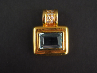 Vente aux enchères Pendentif en or jaune, serti en son centre d'une aigue marine. La béli