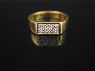 Vente aux enchères Petite bague de forme chevalière en or jaune, sertie de trois lignes d