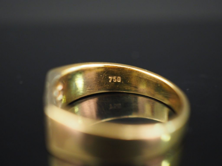 Petite bague de forme chevalière en or jaune, sertie de trois lignes d