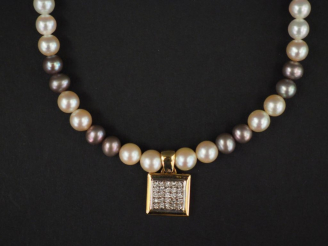 Vente aux enchères Collier de perles de culture orné en son centre d'un pendentif en or e