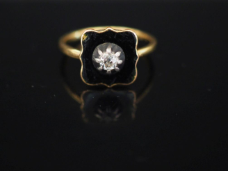 Vente aux enchères Bague en or jaune et onyx, sertie en son centre d'un petit diamant.  T