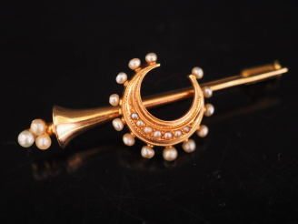 Vente aux enchères Broche en or jaune et perles, à décor de croissant de lune.  Long. 4,8