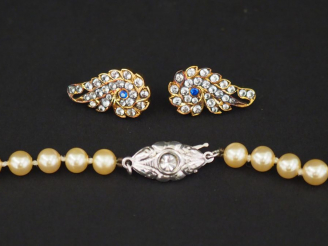 Vente aux enchères Paire de perces oreilles en or jaune, pierre bleu et pierres à l'imita