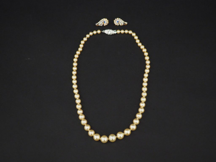Paire de perces oreilles en or jaune, pierre bleu et pierres à l'imita