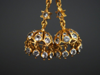 Vente aux enchères Paire de pendeloques en or jaune et pierres à l'imitation du diamant. 