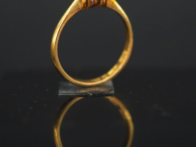 Bague en or jaune, sertie en son centre de deux petits diamants. TDD. 