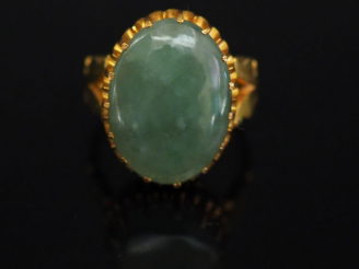 Vente aux enchères Bague en or jaune, sertie en son centre de jadéite. TDD. 54 Poids tel.