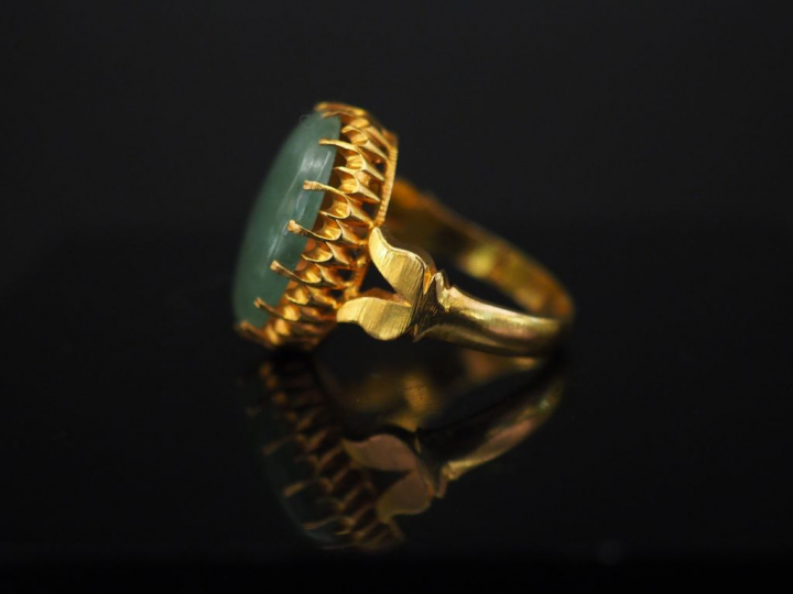 Bague en or jaune, sertie en son centre de jadéite. TDD. 54 Poids tel.