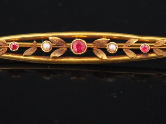 Vente aux enchères Broche barrette en or jaune, perles et pierres de couleur, à décor ajo