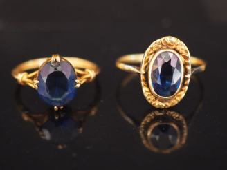 Vente aux enchères Ensemble comprenant :  - une bague en or jaune, sertie d'une pierre bl