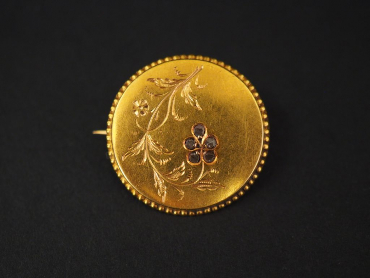 Broche ronde en or jaune et petits diamants, à décor de branchage fleu